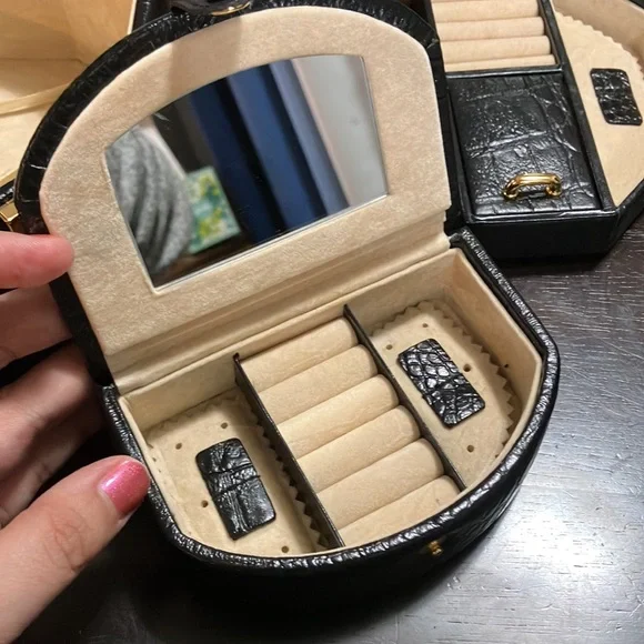 Black Leather Wolf Designs jewelry box - Picture 7 of 9